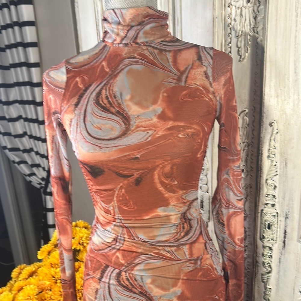 Blanc Swirl Pattern Long Sleeve Open Back Mesh Oc… - image 2